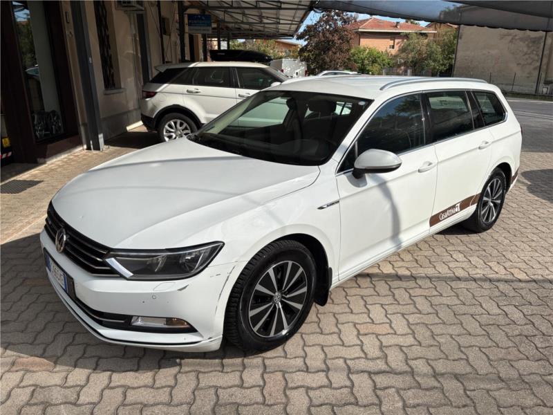 VOLKSWAGEN, PASSAT SW 2.0 tdi Highline 150cv NAVI LED PDC IVA DEDUCIBILE