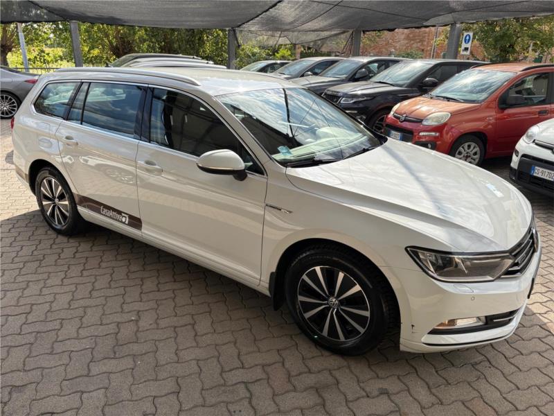 VOLKSWAGEN, PASSAT SW 2.0 tdi Highline 150cv NAVI LED PDC IVA DEDUCIBILE